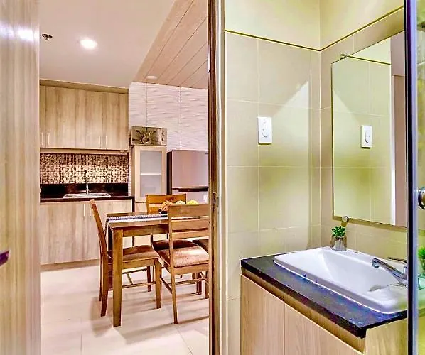 Urban Oasis: Prime With Airport Convenience Apartment *