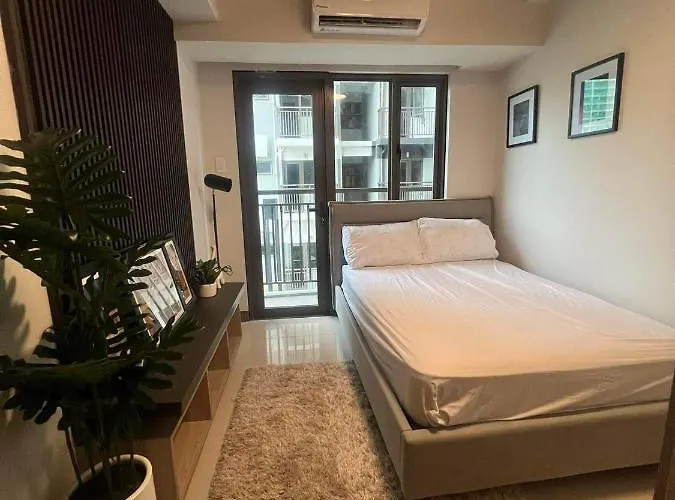 Urban Oasis: Prime With Airport Convenience Apartment *