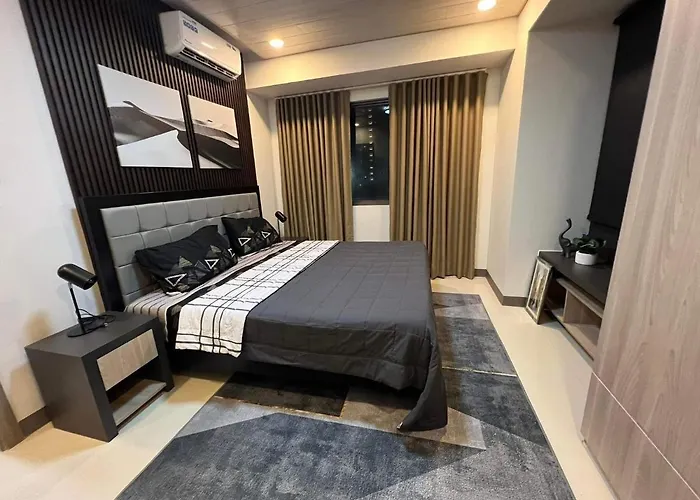 Urban Oasis: Prime With Airport Convenience *