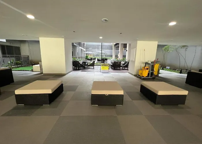 Urban Oasis: Prime With Airport Convenience Apartment *