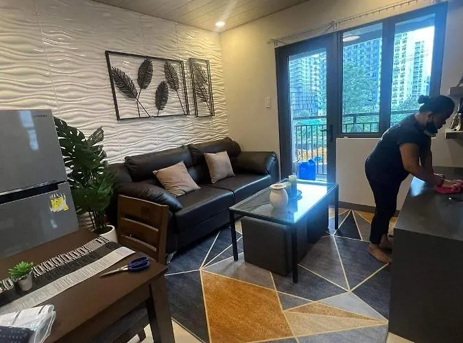 Urban Oasis: Prime With Airport Convenience