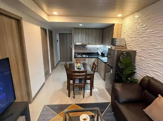 Urban Oasis: Prime With Airport Convenience Apartment *