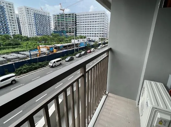 Apartment Urban Oasis: Prime With Airport Convenience *