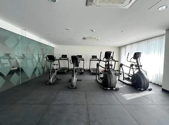 Urban Oasis: Prime With Airport Convenience * Manila