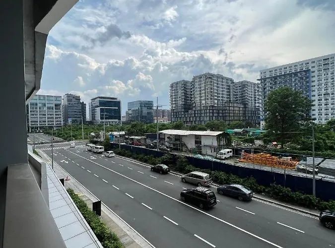 Urban Oasis: Prime With Airport Convenience *