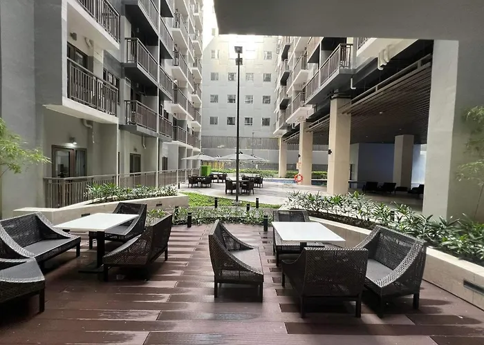 Urban Oasis: Prime With Airport Convenience *