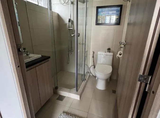 Apartment Urban Oasis: Prime With Airport Convenience *