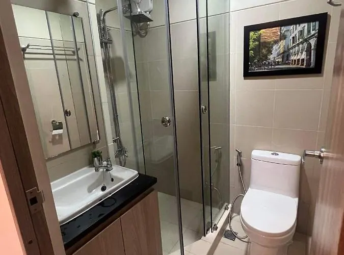 Urban Oasis: Prime With Airport Convenience