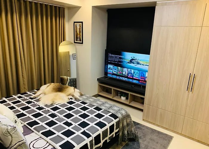 Apartment Urban Oasis: Prime With Airport Convenience *