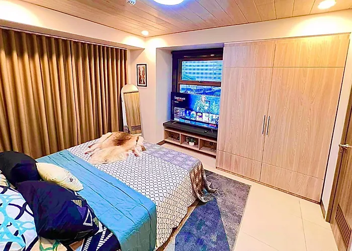 Urban Oasis: Prime With Airport Convenience Apartment