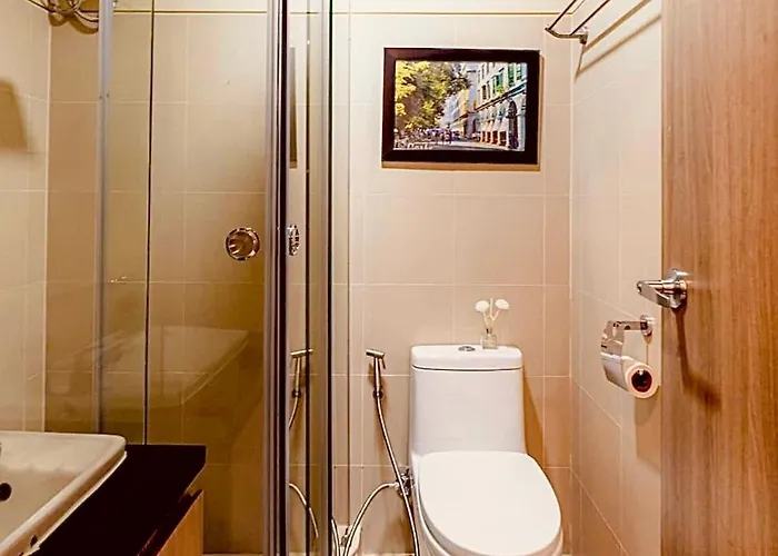Urban Oasis: Prime With Airport Convenience Apartment