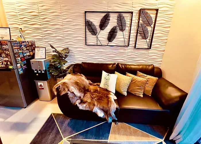 Urban Oasis: Prime With Airport Convenience Apartment *