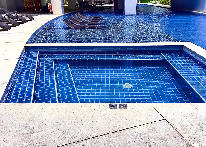 Urban Oasis: Prime With Airport Convenience Apartment *