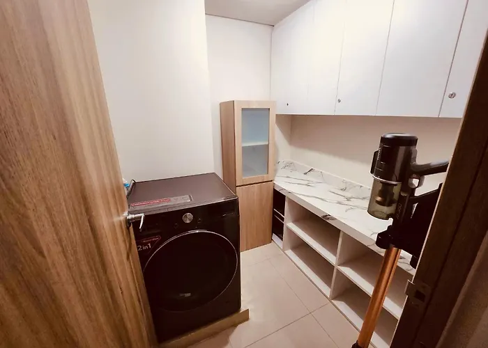 Apartment Urban Oasis: Prime With Airport Convenience