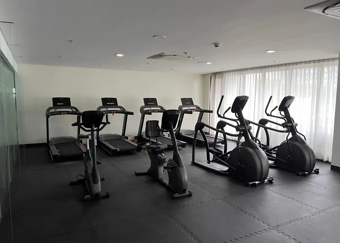 Urban Oasis: Prime With Airport Convenience Apartment