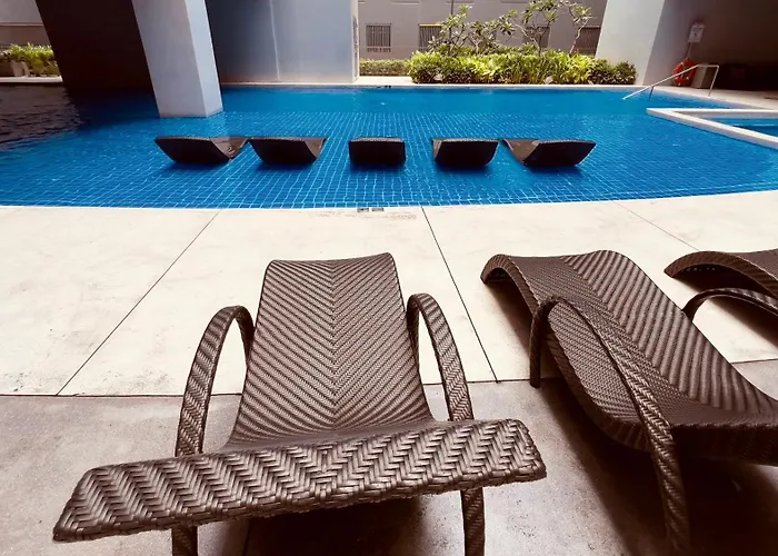Urban Oasis: Prime With Airport Convenience