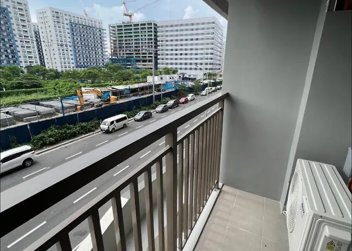 Urban Oasis: Prime With Airport Convenience Apartment *